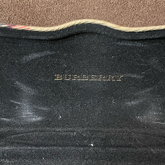 Authenticated: Burberry sunglasses and case - Picture 10 of 13